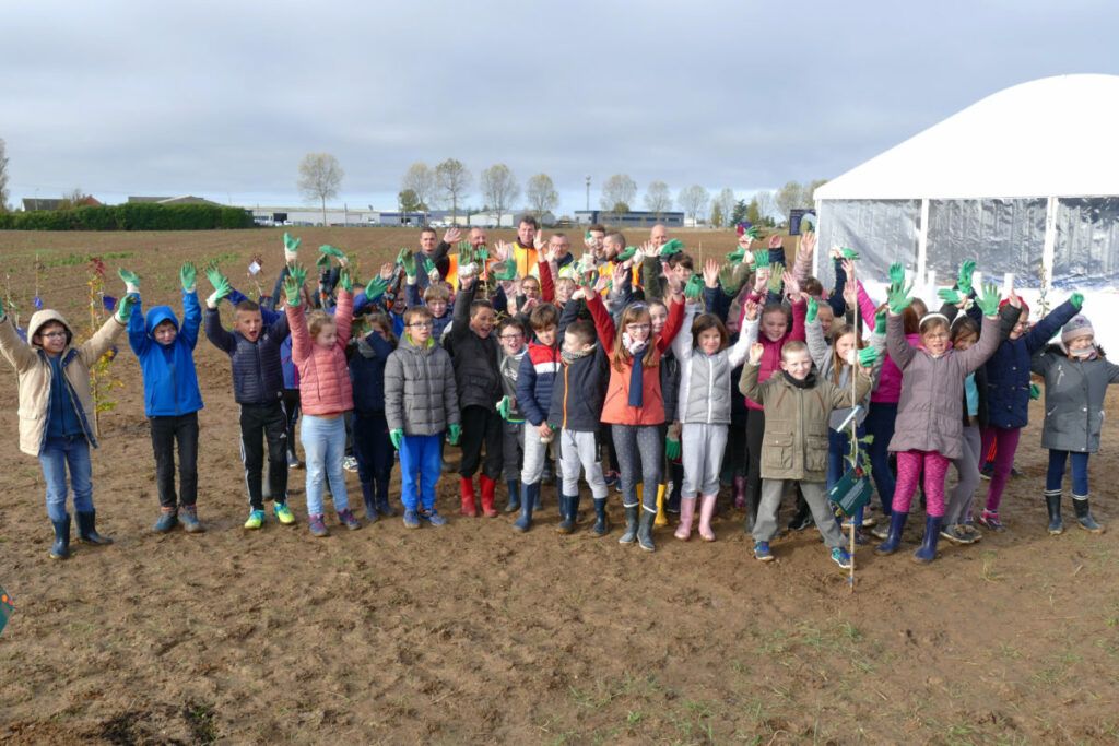  écoles de Courseulles-sur-Mer plantent les premiers arbres du Parc Saint-Ursin