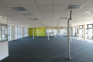 Plateau de bureaux neufs de 750 m² facile d'accès avec un stationnement privé sécurisé à Alençon.